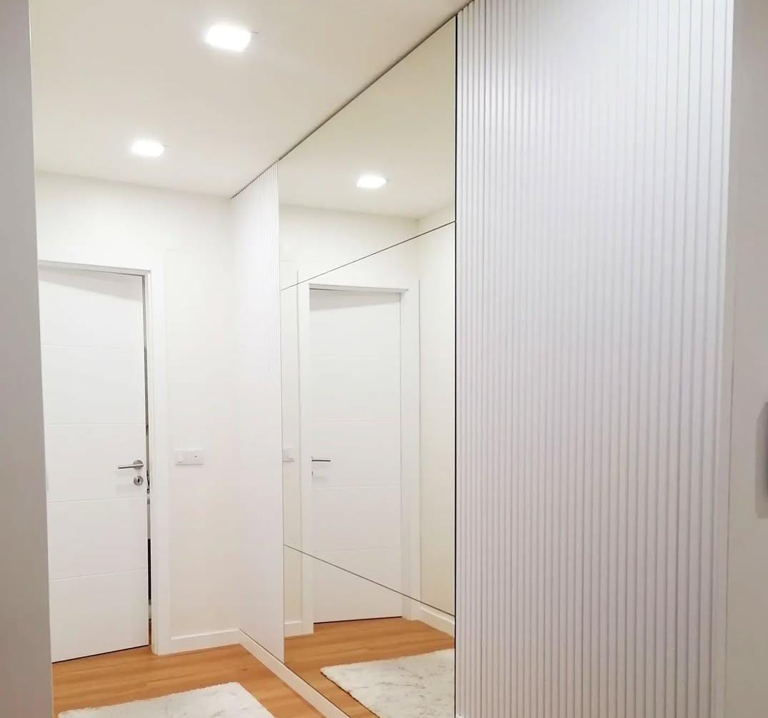 Armário planejado com espelho de parede