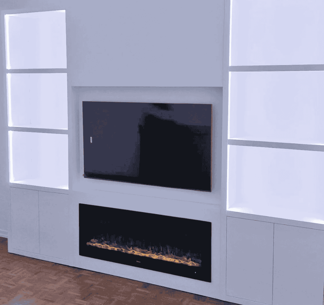 Estante lacada com aplicação de led e lareira eletrônica embutida.